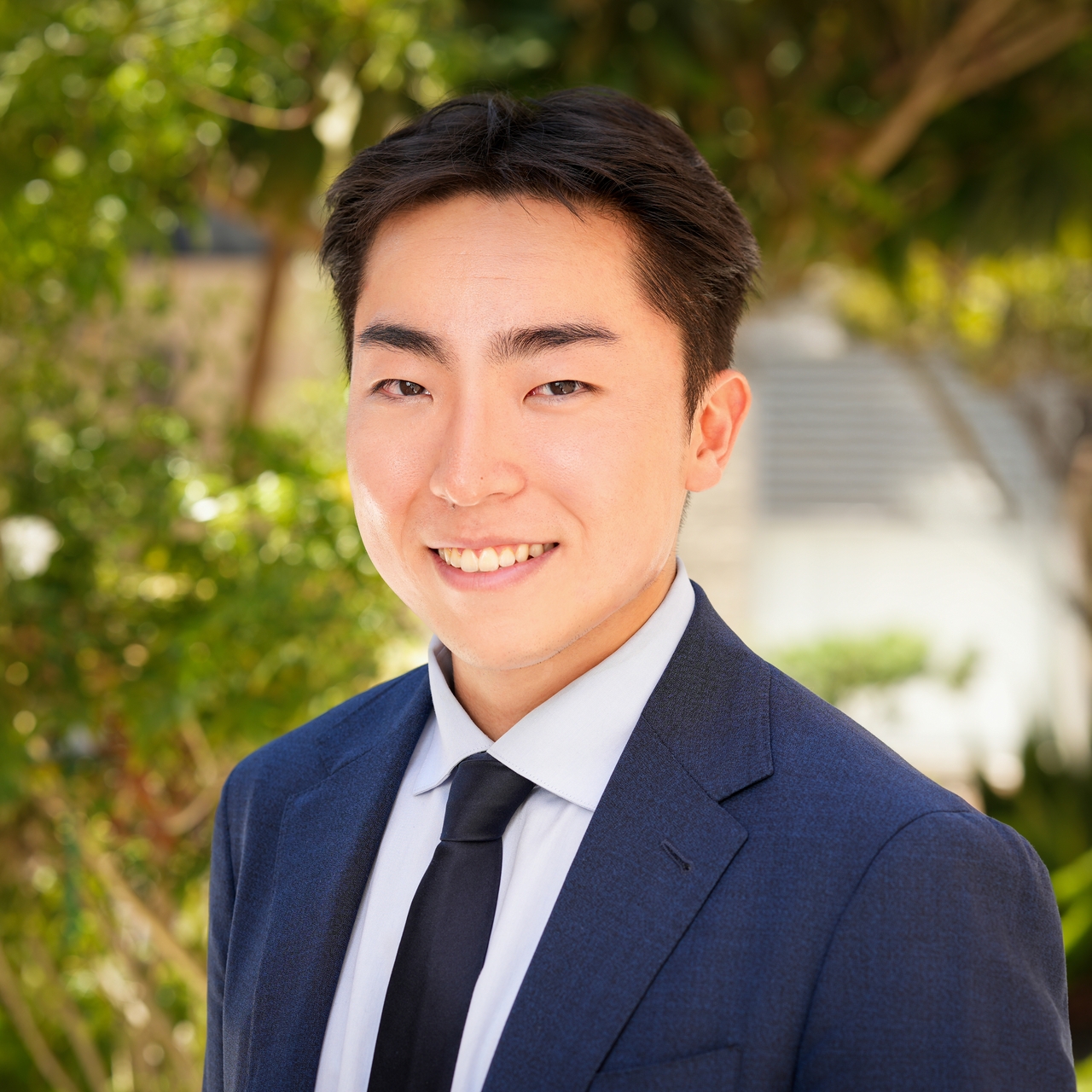 Headshot prep checklist showing indoor and outdoor considerations