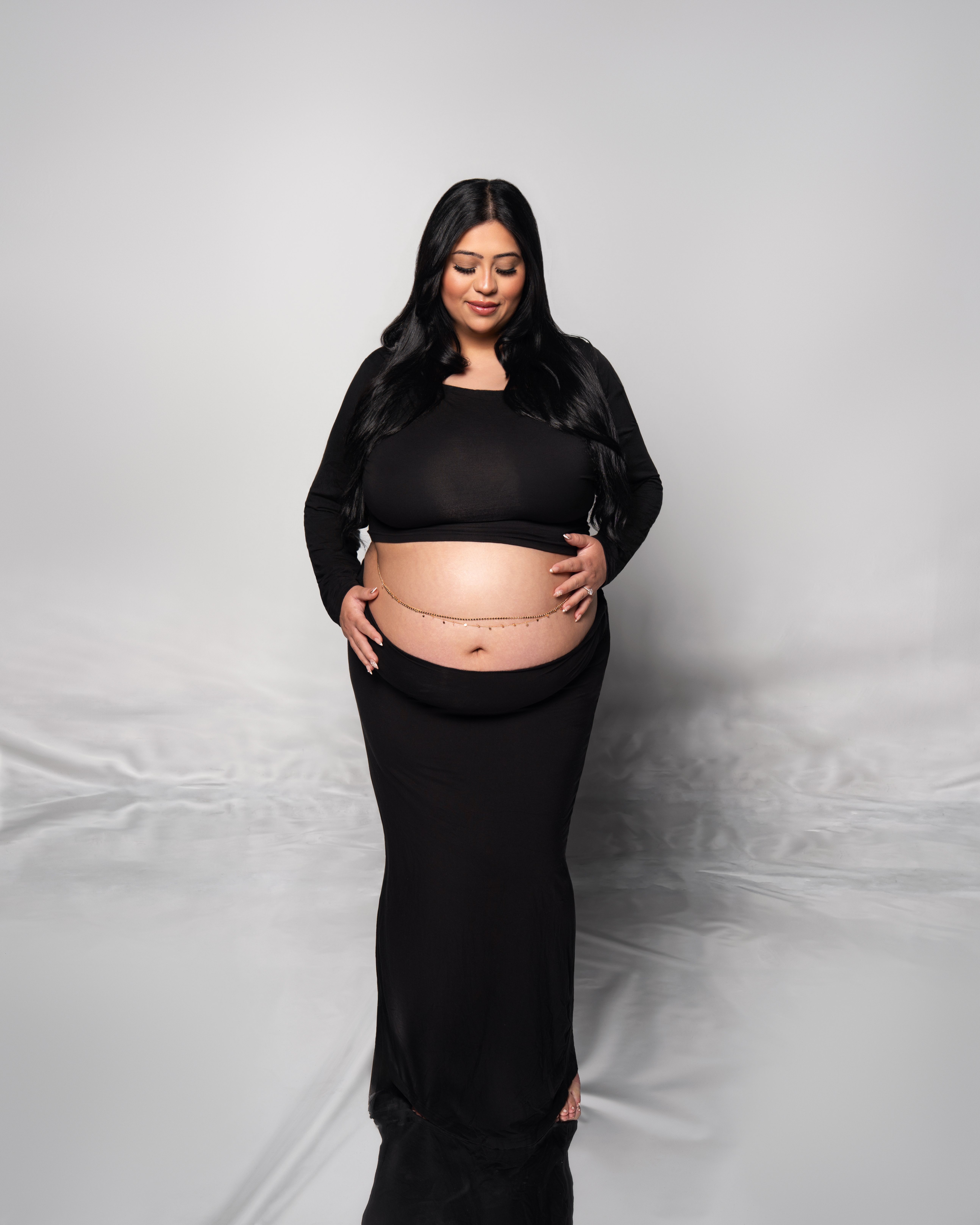 Seated side-profile maternity portrait in Menlo Park, California