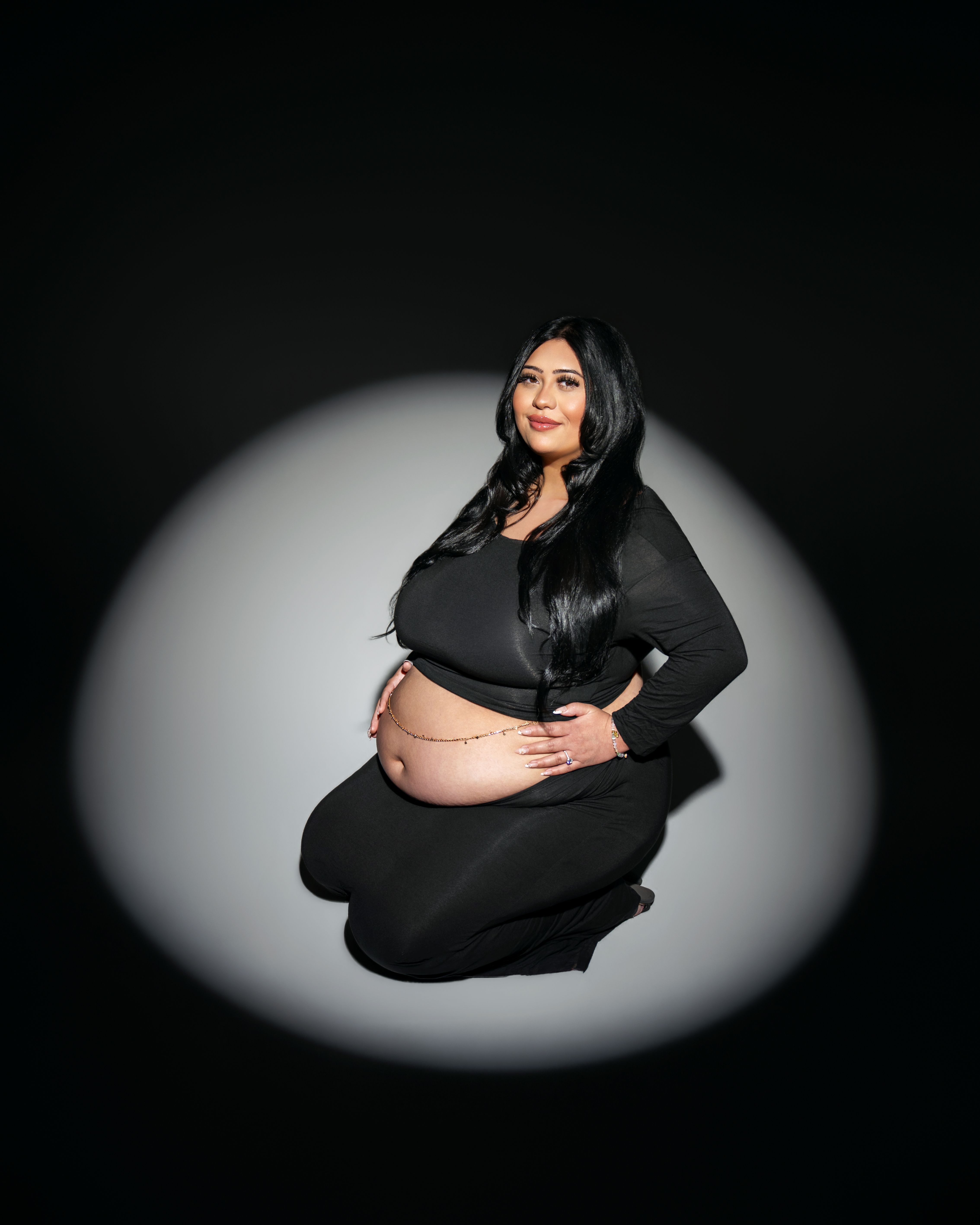 Soft shadow maternity embrace in Cupertino, California