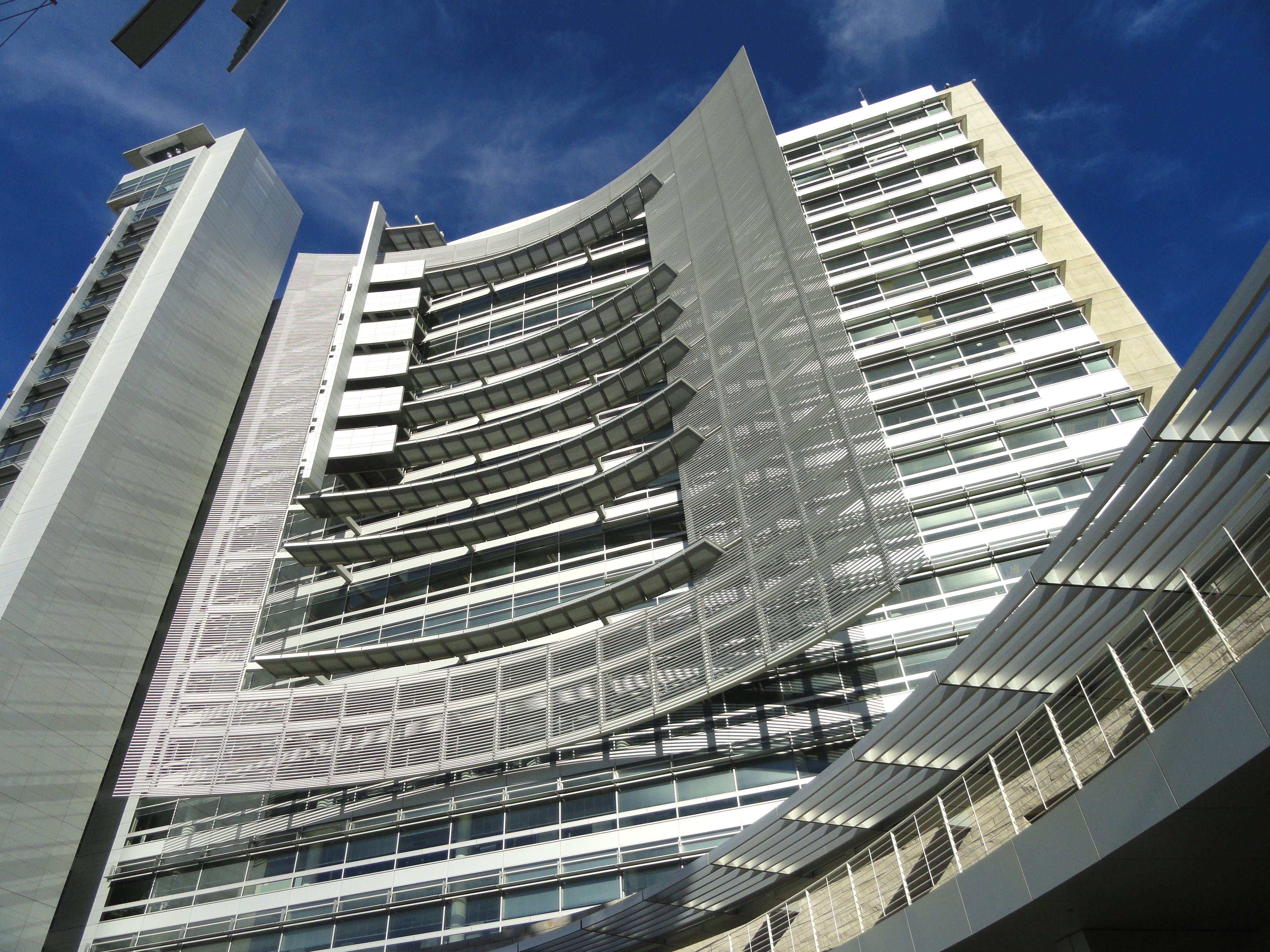 Modern rotunda city hall exterior (civic architecture backdrop)