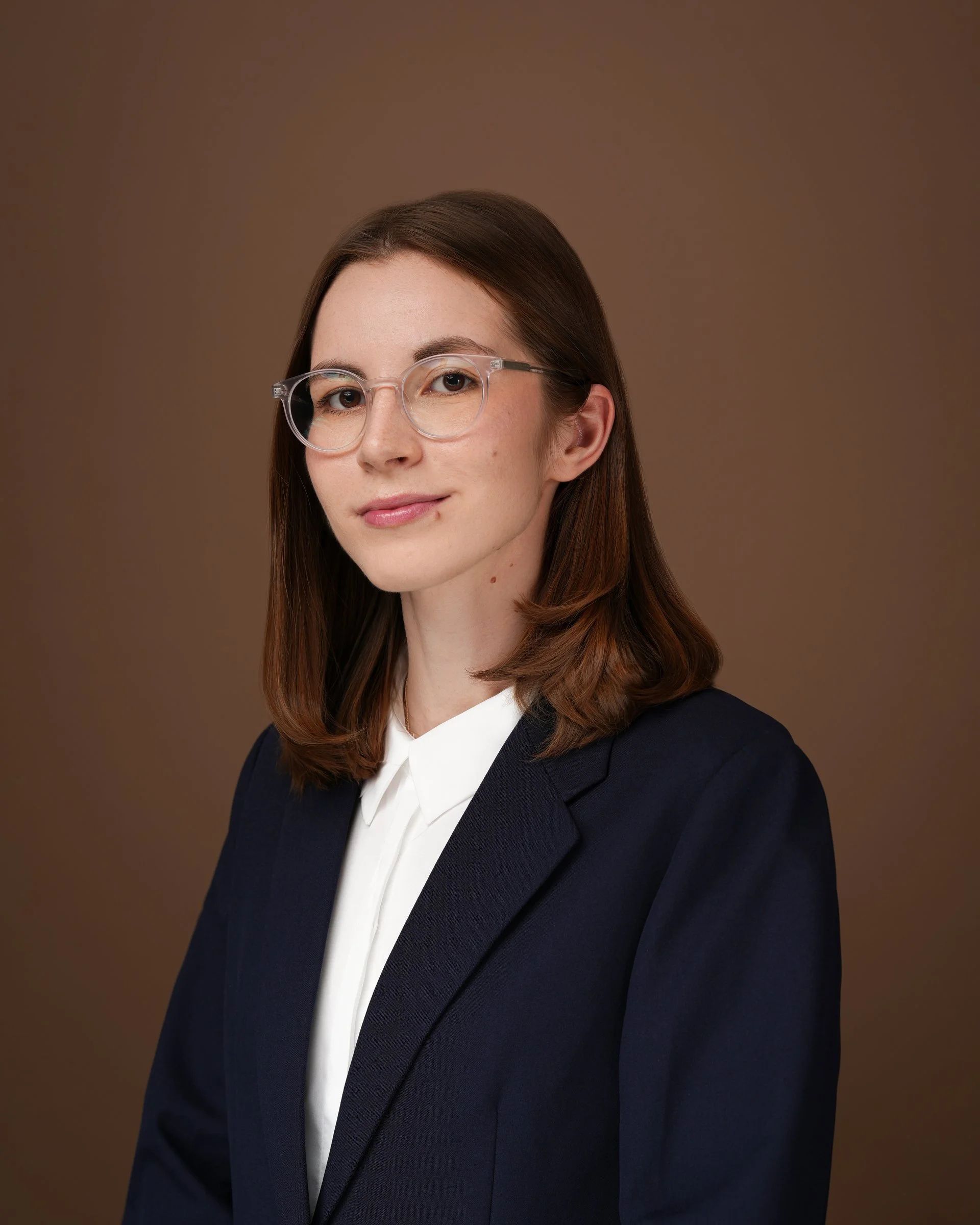Professional women’s headshot on Broadway in Burlingame, California.