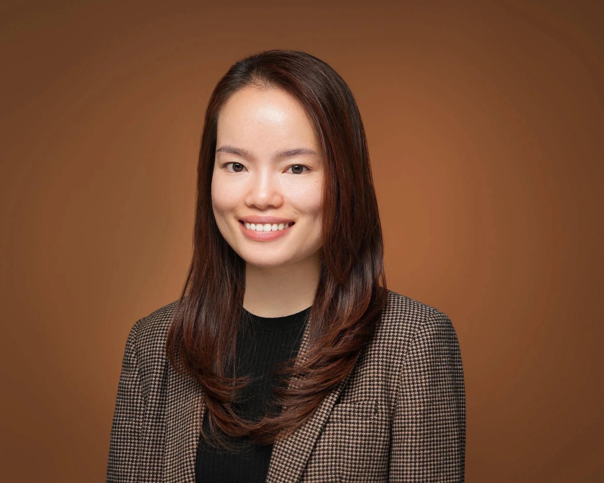 Professional women’s headshot in downtown Campbell, California.