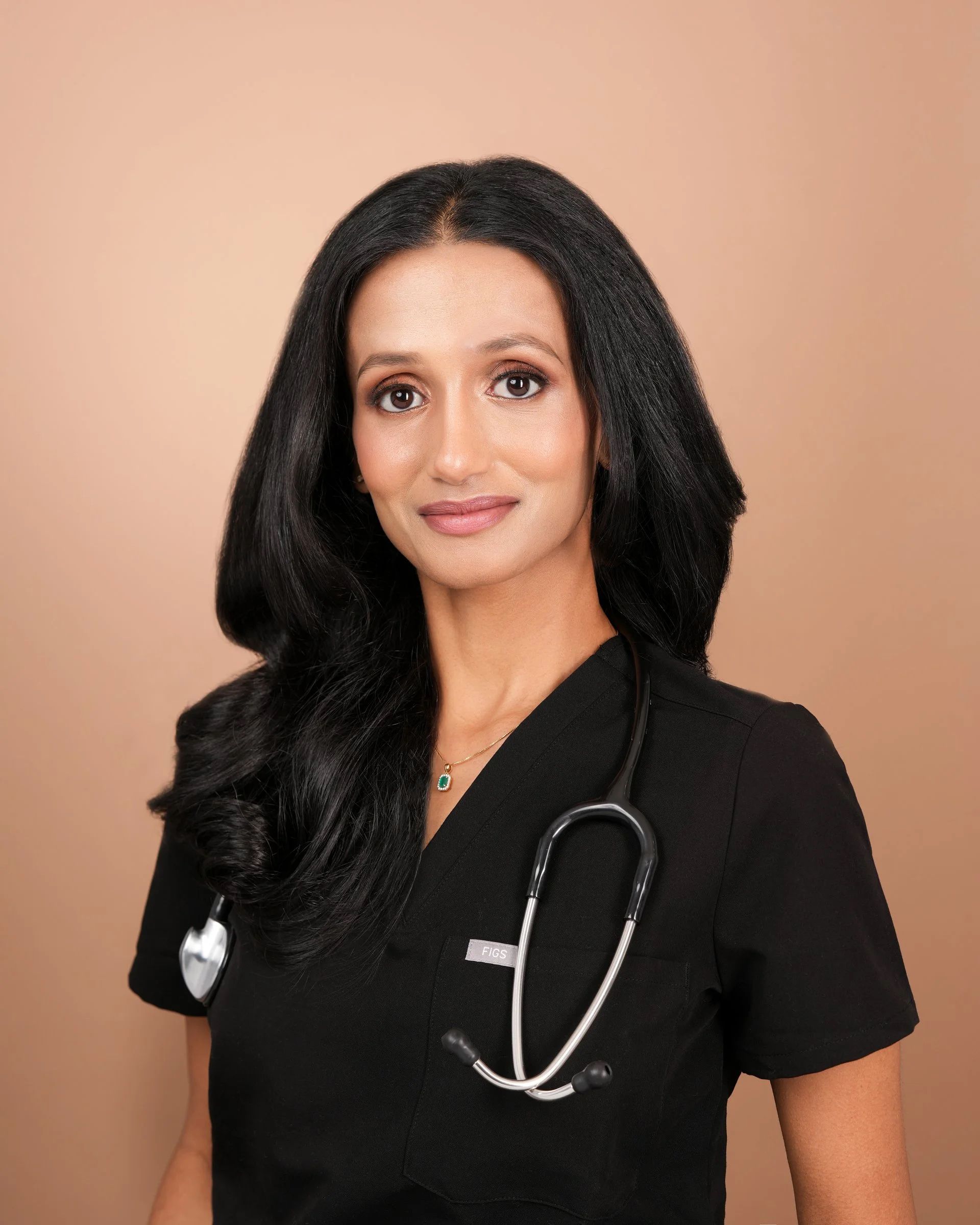 Professional women’s headshot at the marina in Redwood Shores, California.